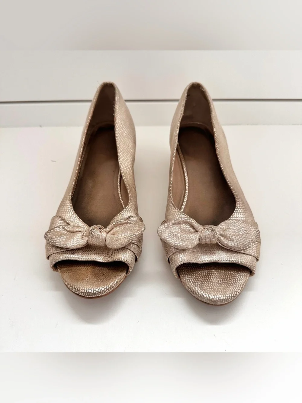 AEROSOLES Ship Deck Gold Snake Peep-Toe Bow wedge size 11